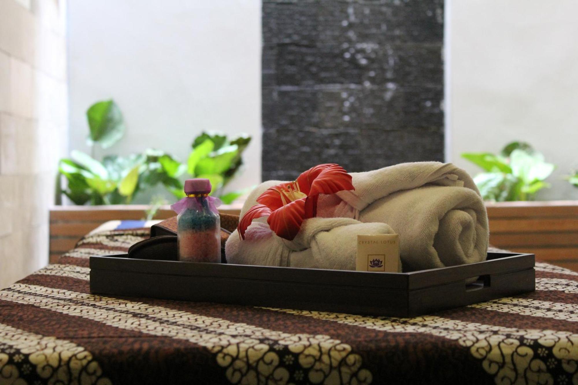 Crystal Lotus Hotel Yogyakarta Exterior foto