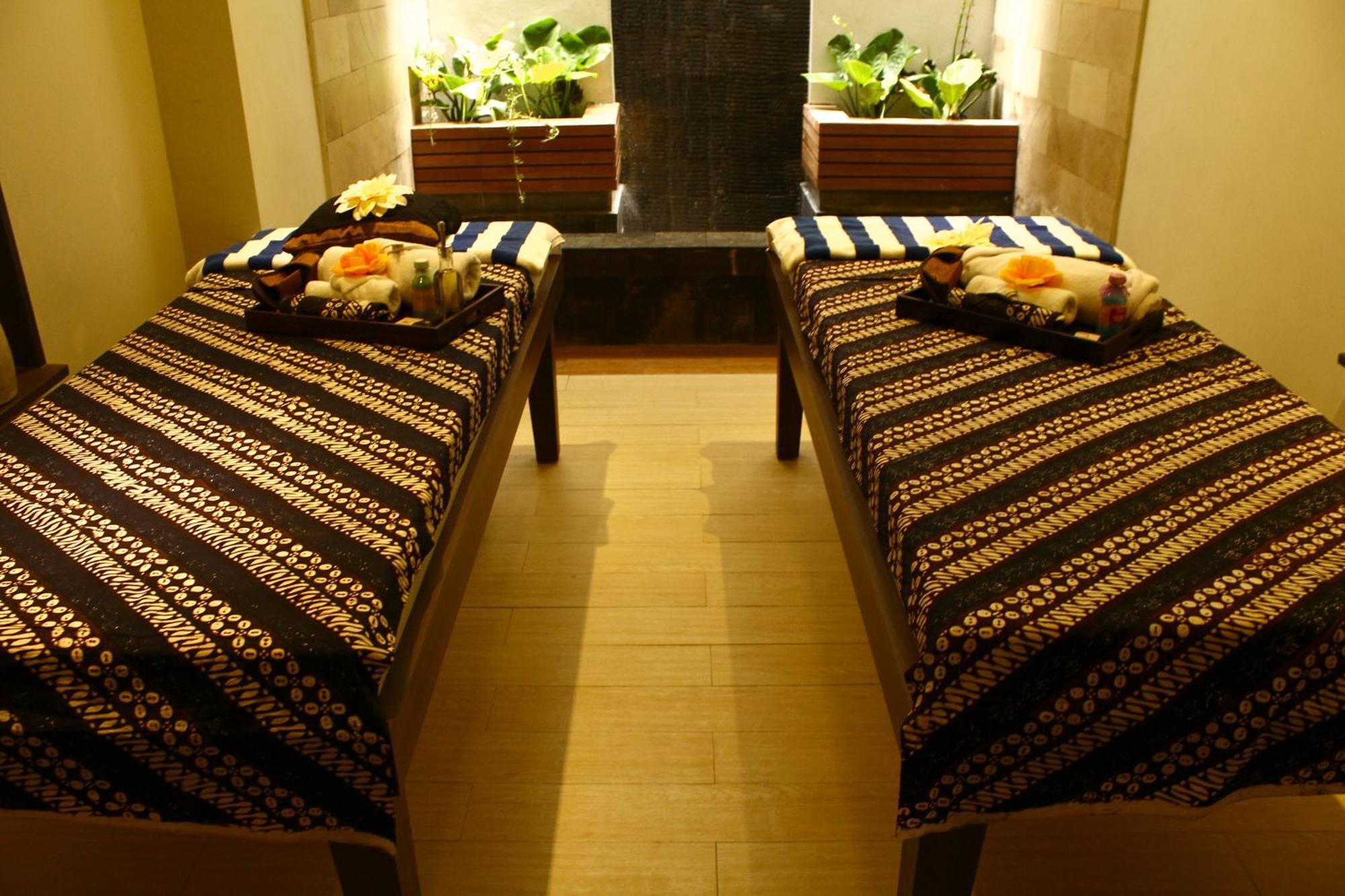 Crystal Lotus Hotel Yogyakarta Exterior foto