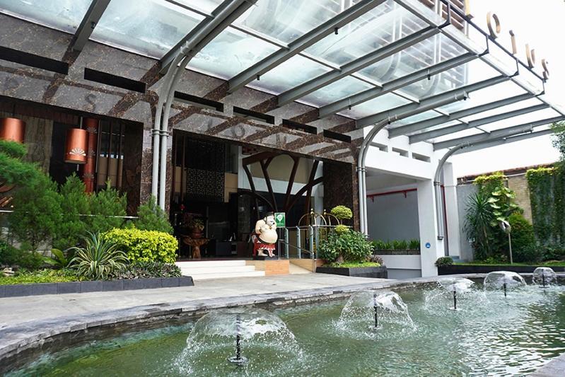 Crystal Lotus Hotel Yogyakarta Exterior foto